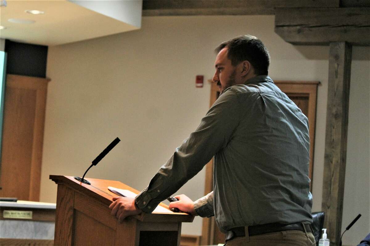Lucas Richardson discusses Manistee's Neighborhood Restoration and Beautification Commission during a Feb. 7 city council meeting.