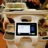 热板放置在一个机器人在旧金山塔在旧金山,加利福尼亚州,星期三,2023年2月8日。编程的机器人提供盘子从厨房餐厅,在那里遇到服务器分发食物给客人。