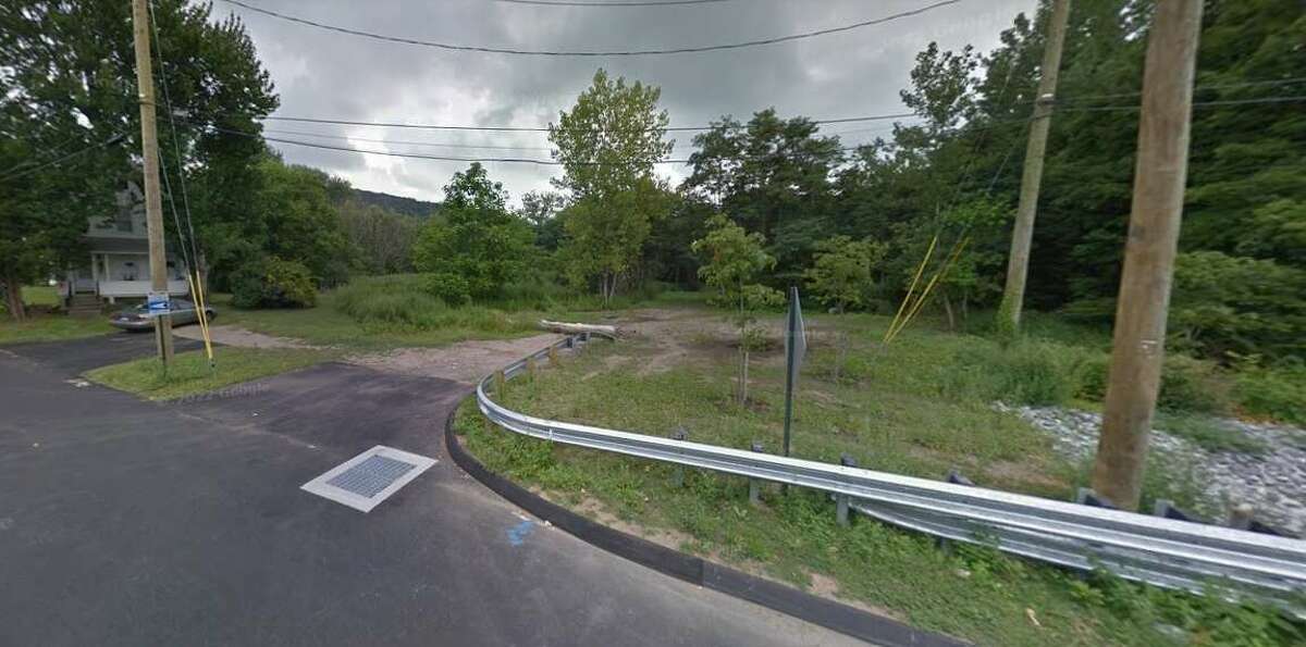 Woodbridge zoning officials recently approved an application proposing to subdivide 3.6 acres of land at 10 and 14 Merritt Ave. to build a residential development called the Enclave at Woodbridge. 