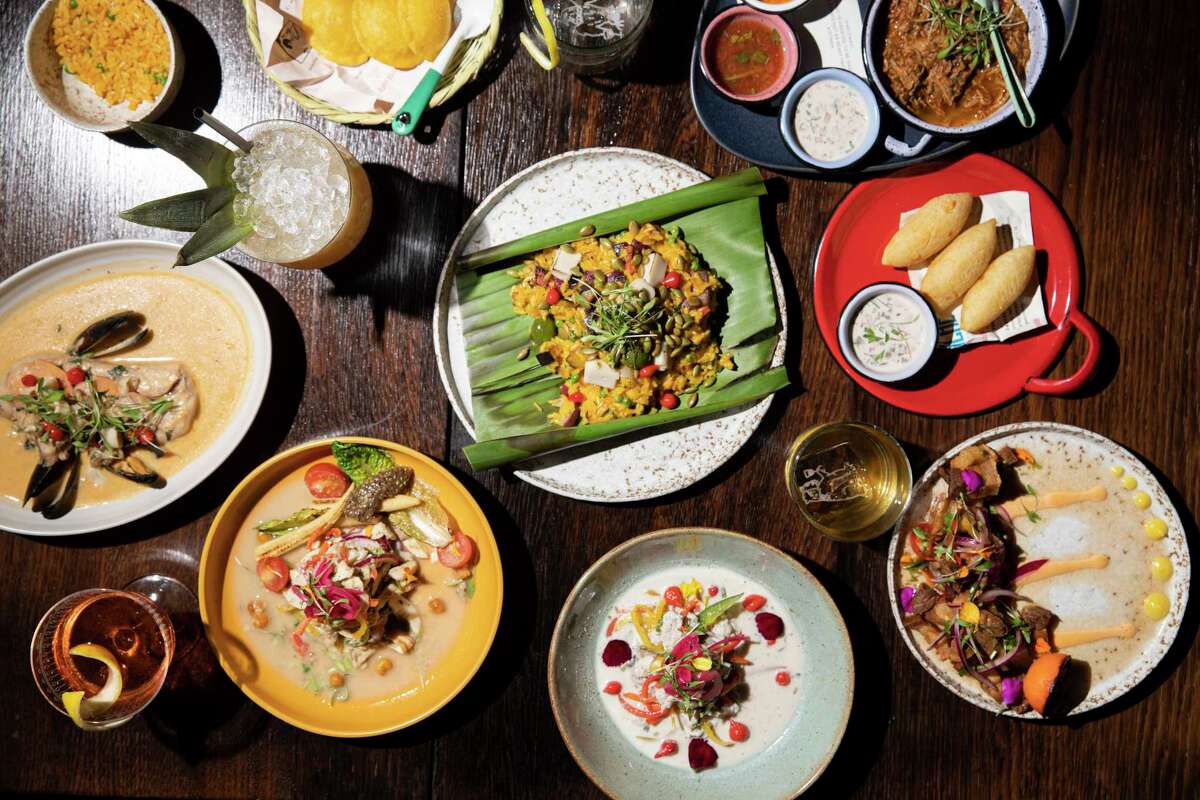 各种菜肴和鸡尾酒在哥伦比亚餐厅Parche在奥克兰。
