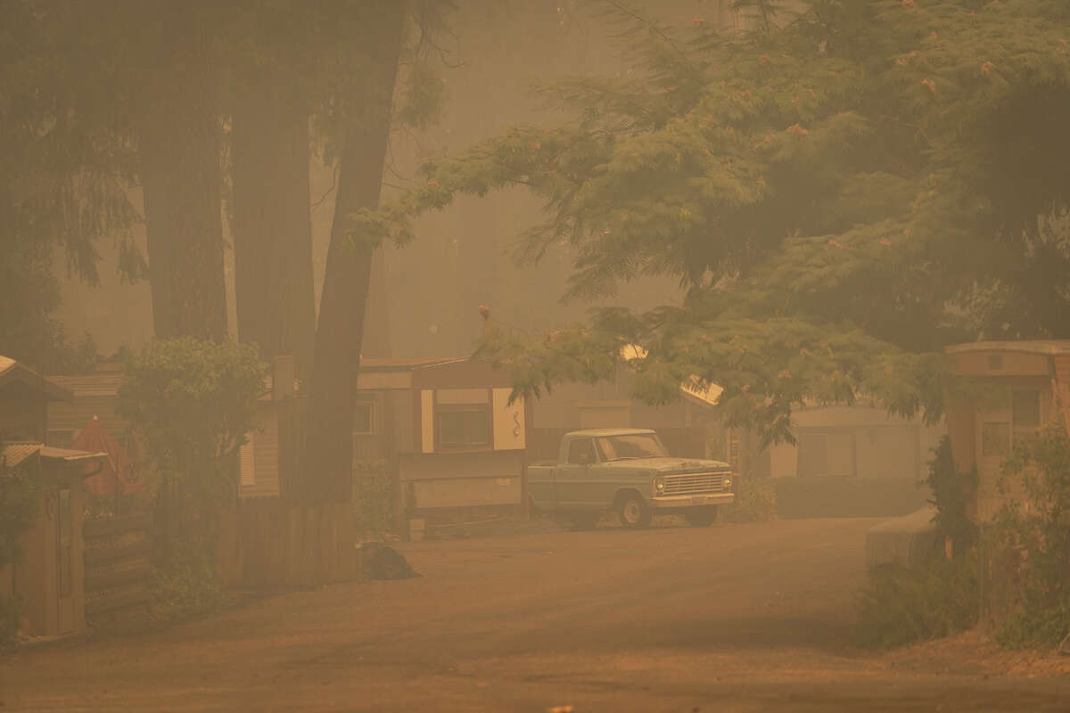 2022年9月9日，加州弗赖斯希尔，雪松格罗夫移动房屋公园被蚊子大火的浓烟吞没。