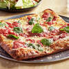 披萨厨师劳拉·梅耶说，她希望她的平底披萨能脱颖而出，这是她的名片之一。