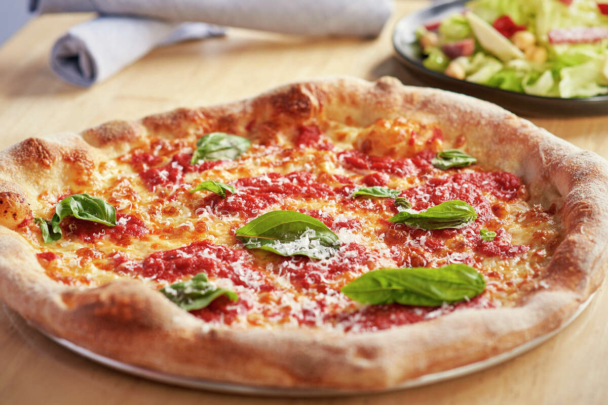 劳拉·梅耶的大部分职业生涯都是和著名的披萨厨师托尼·格米尼亚尼一起工作，磨练出经典的纽约披萨风格。