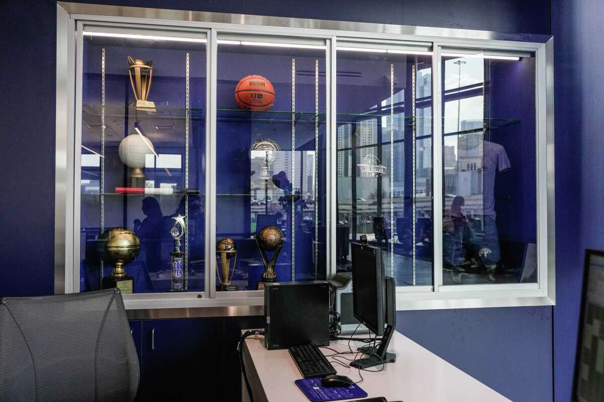 University of Houston Downtown opens center for student success