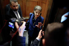 华盛顿特区- 2月14日:参议员黛安·范斯坦(D-CA)于2023年2月14日在华盛顿特区美国国会大厦投票后登上电梯。范斯坦周二宣布，她不会在2024年竞选连任。(图片来源:Chip Somodevilla/Getty Images)