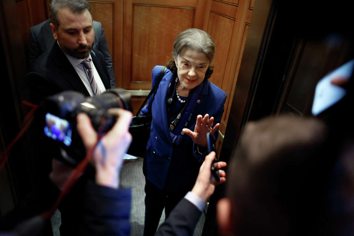加利福尼亚州民主党参议员黛安·范斯坦在美国国会大厦投票后进入电梯。范斯坦周二宣布，她不会在2024年寻求连任。