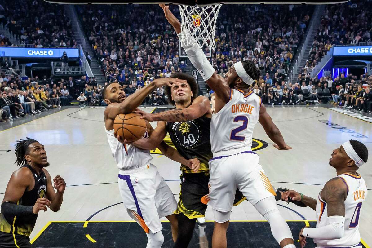 Anthony Lamb (40) tries to go for a shot in the first half as the Golden State Warriors played the Phoenix Suns at Chase Center in San Francisco, Calif., on Tuesday, January 10, 2023.