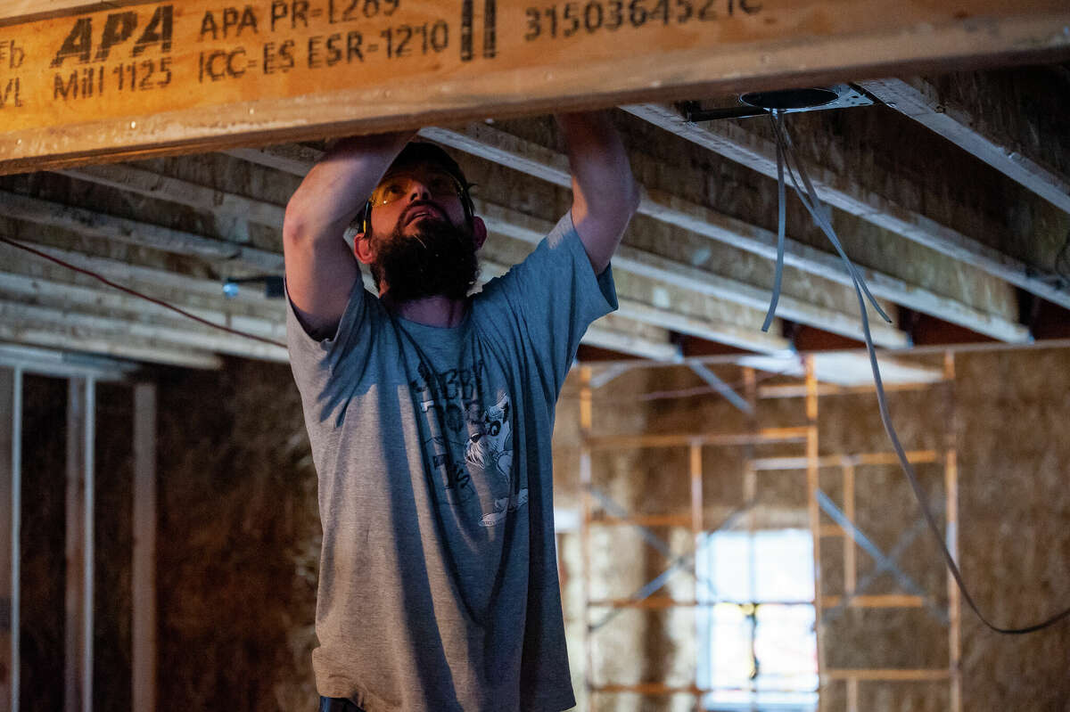 Midland County resident builds straw bale house