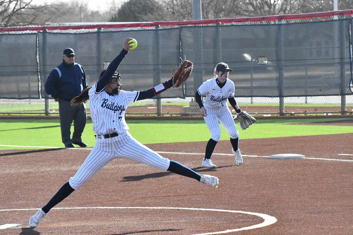  Amanda Mata took the mound for the Lady Bulldogs Tuesday afternoon. She threw for 7 1/3 innings, striking out over five batters. She allowed two runs on four hits. She walked two runners as well. 