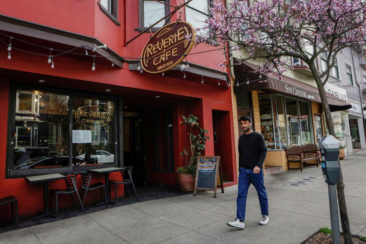 遐想咖啡馆，旧金山科尔街一个受人喜爱的社区前哨。在与业主发生争执后，这家经营了20多年的咖啡馆将于2月19日关门。