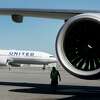 2020年10月15日星期四，美国联合航空公司的一架波音777飞机准备从F11门飞往檀香山，另一架飞机将在加利福尼亚州旧金山的SFO跑道上滑行。随着航空业的旅行出现小幅增长，机场设立了COVID-19快速检测点，为旅客提供检测结果文件，以便在抵达最终目的地时出示。