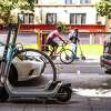 2022年9月13日，周二，加州旧金山教会区人行道上停着一辆鸟踏板车。