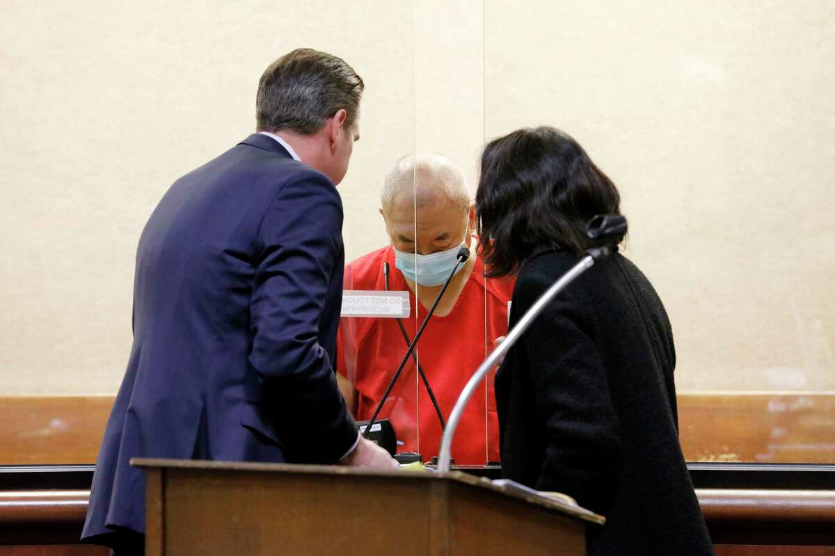 2023年2月16日，星期四，在加州红木城的圣马特奥高等法院，赵春礼(中)和他的辩护律师埃里克·霍夫(左)出席辩诉听证会。赵是一名农场工人，他被控在半月湾的两个蘑菇农场杀害了7人，他对自己被控的所有罪行都不认罪。