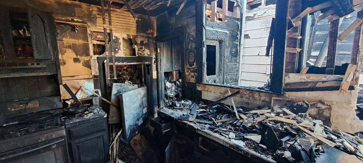 大火熄灭后，隔壁厨房剩下的东西。