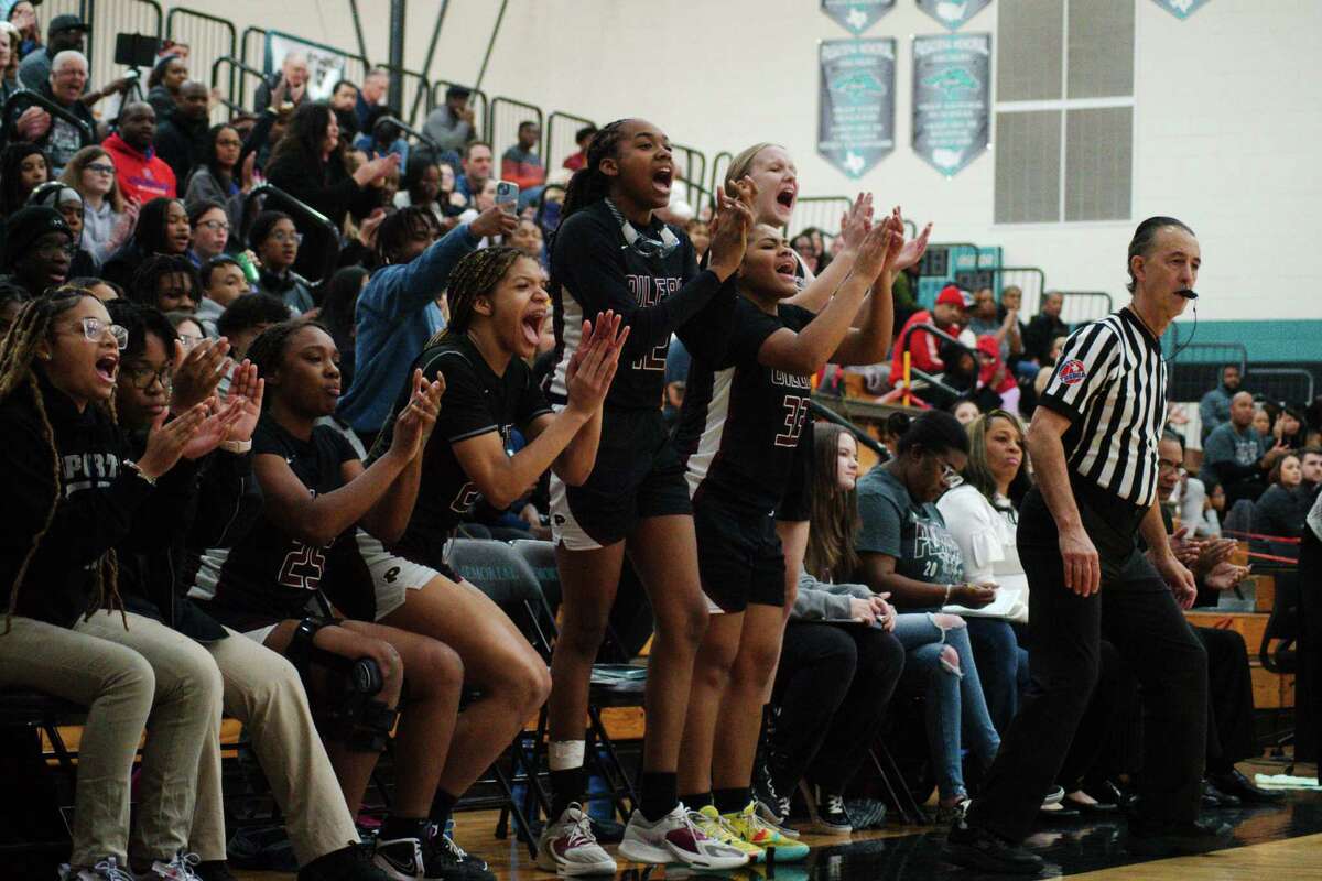 Pearland Oilers earn playoff victory over North Shore Mustangs