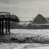 2023年1月5日星期四，加利福尼亚州阿普托斯的海克利夫州立海滩码头显示了严重受损的证据。周三的风暴对当地沿海地区造成了严重破坏。