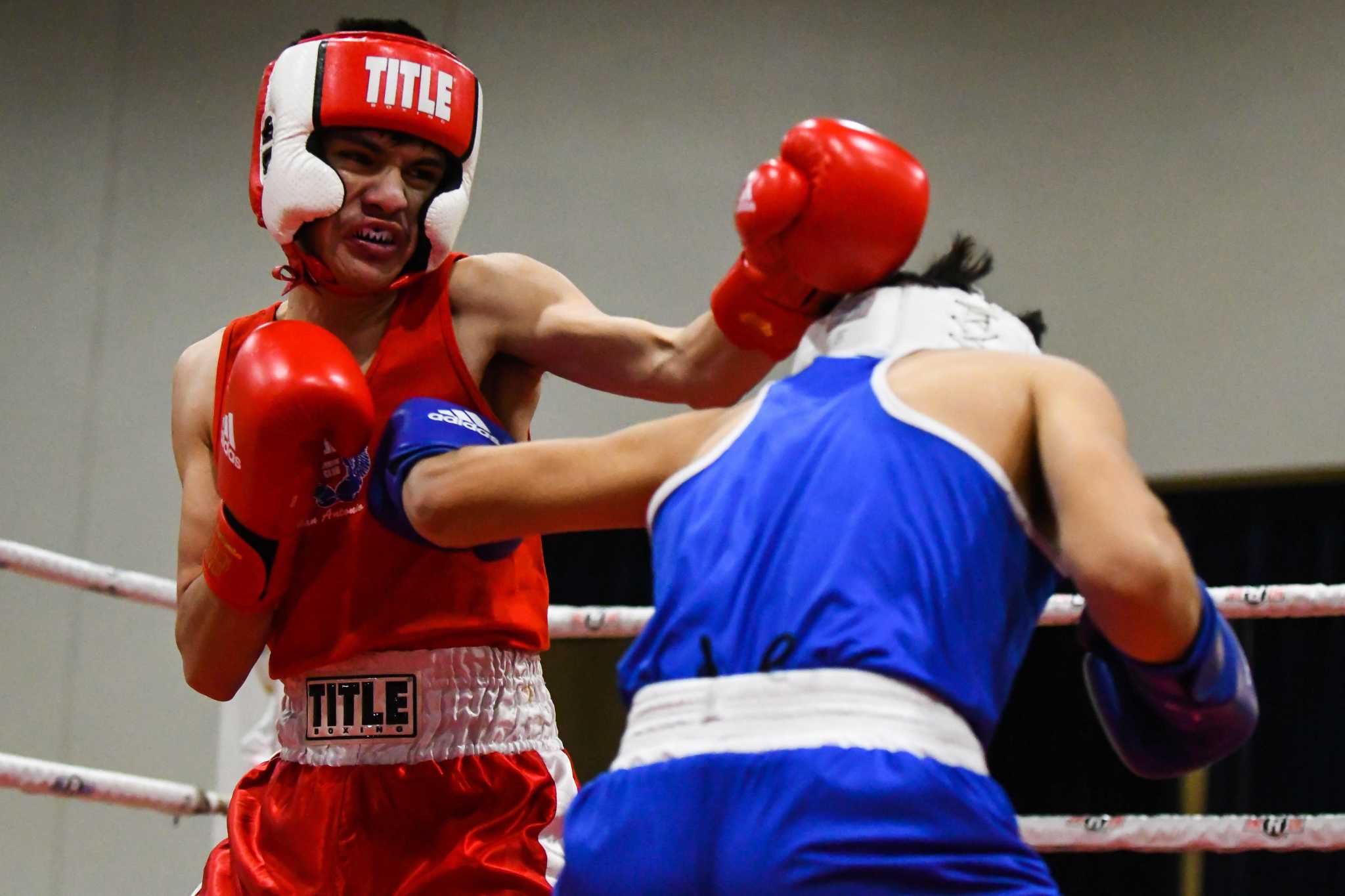Clint Herrera ekes out Golden Gloves win over Nathan Torres in wild bout