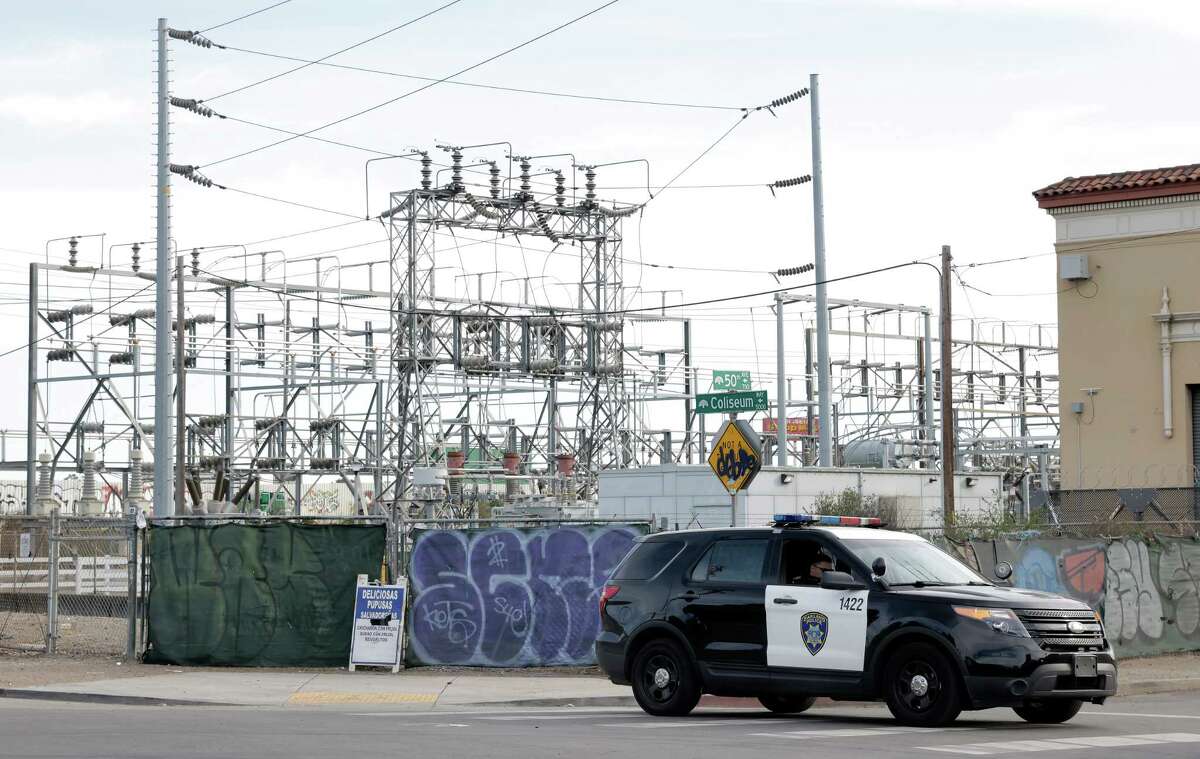奥克兰警察阻止附近道路PG&E变电站的火灾造成了停电在东湾周日和周一。