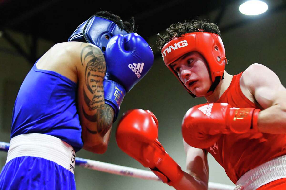 Ethan Perez overcomes challenge from Santiago Vazquez to win Golden Gloves crown photo pic image