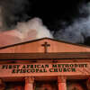 第一个非洲卫理公会主教派教会作为消防员熄灭火燃烧在周一凌晨,2月20日,2023在奥克兰,加利福尼亚州。