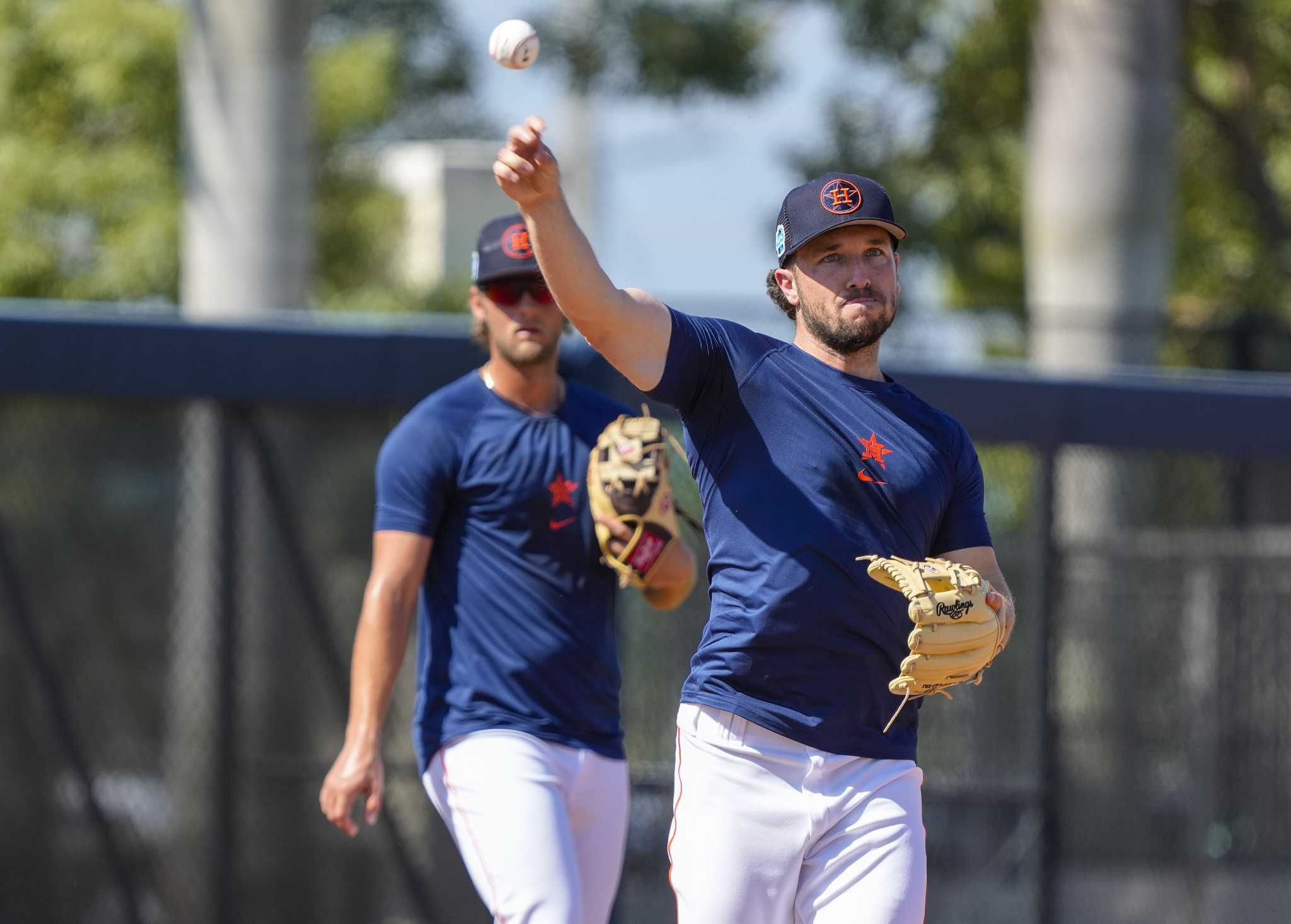 Houston Astros' Jeremy Pena, left, laughs with Mauricio Dubon