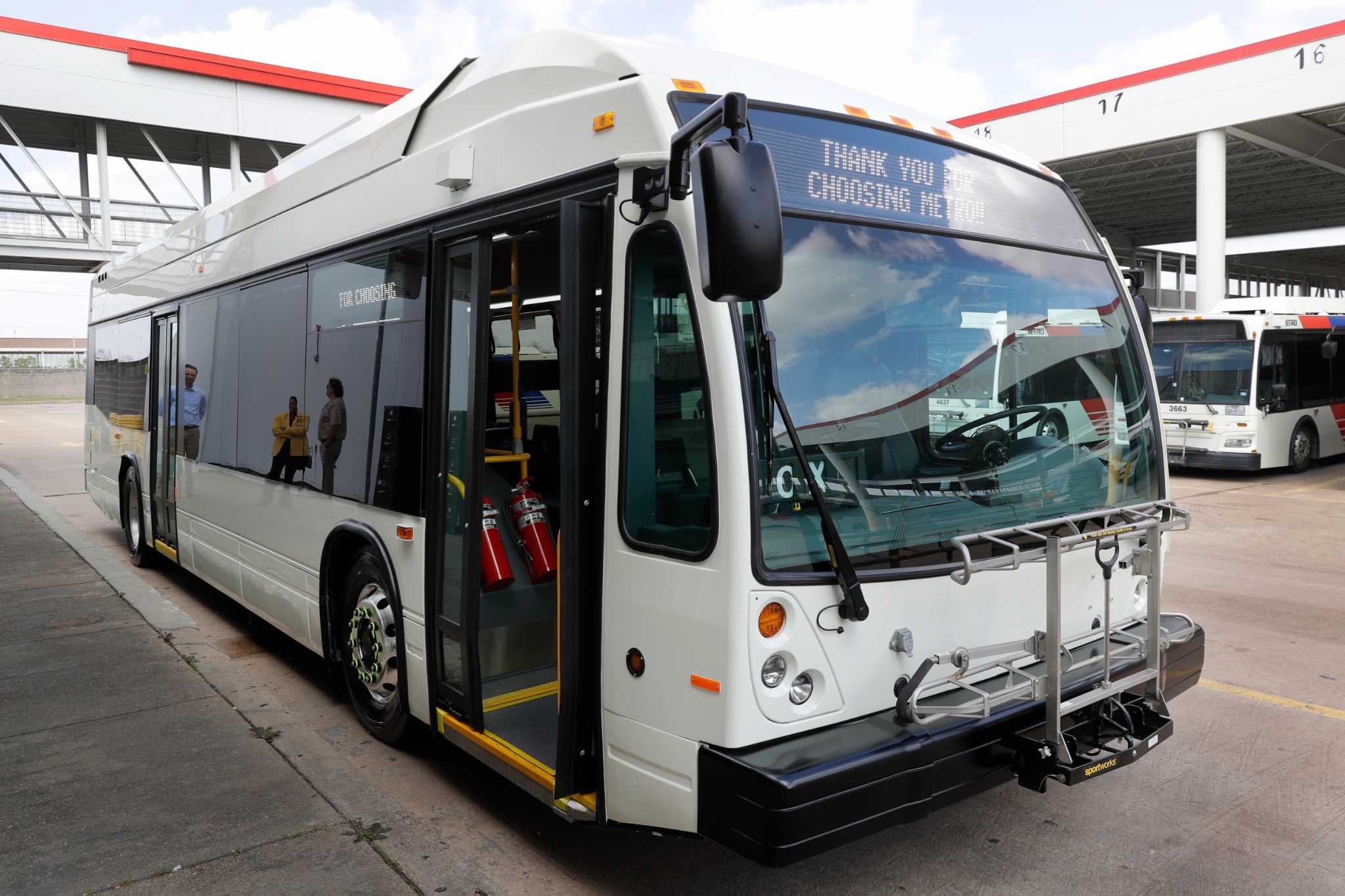 METRO Houston to buy natural gas buses with $40 million grant – Houston  Public Media