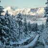 2023年1月1日，周日，在加利福尼亚州南太浩湖，一场冬季风暴袭击了该地区，大量积雪后，车辆沿着积雪覆盖的美国50号公路行驶。
