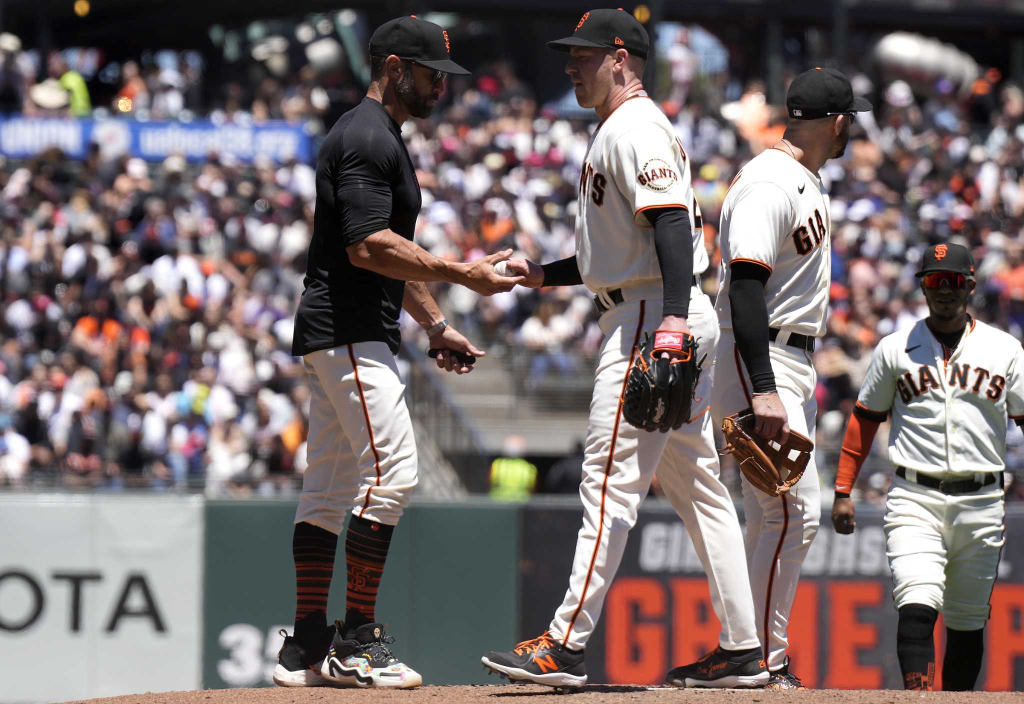 DeSclafani throws 8 scoreless as Giants shut out Astros 2-0