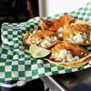 2022年10月22日，周六，加利福尼亚州圣何塞的tacos El Lider餐厅的猪肉玉米卷。墨西哥卷餐车位于故事路3002号的停车场。