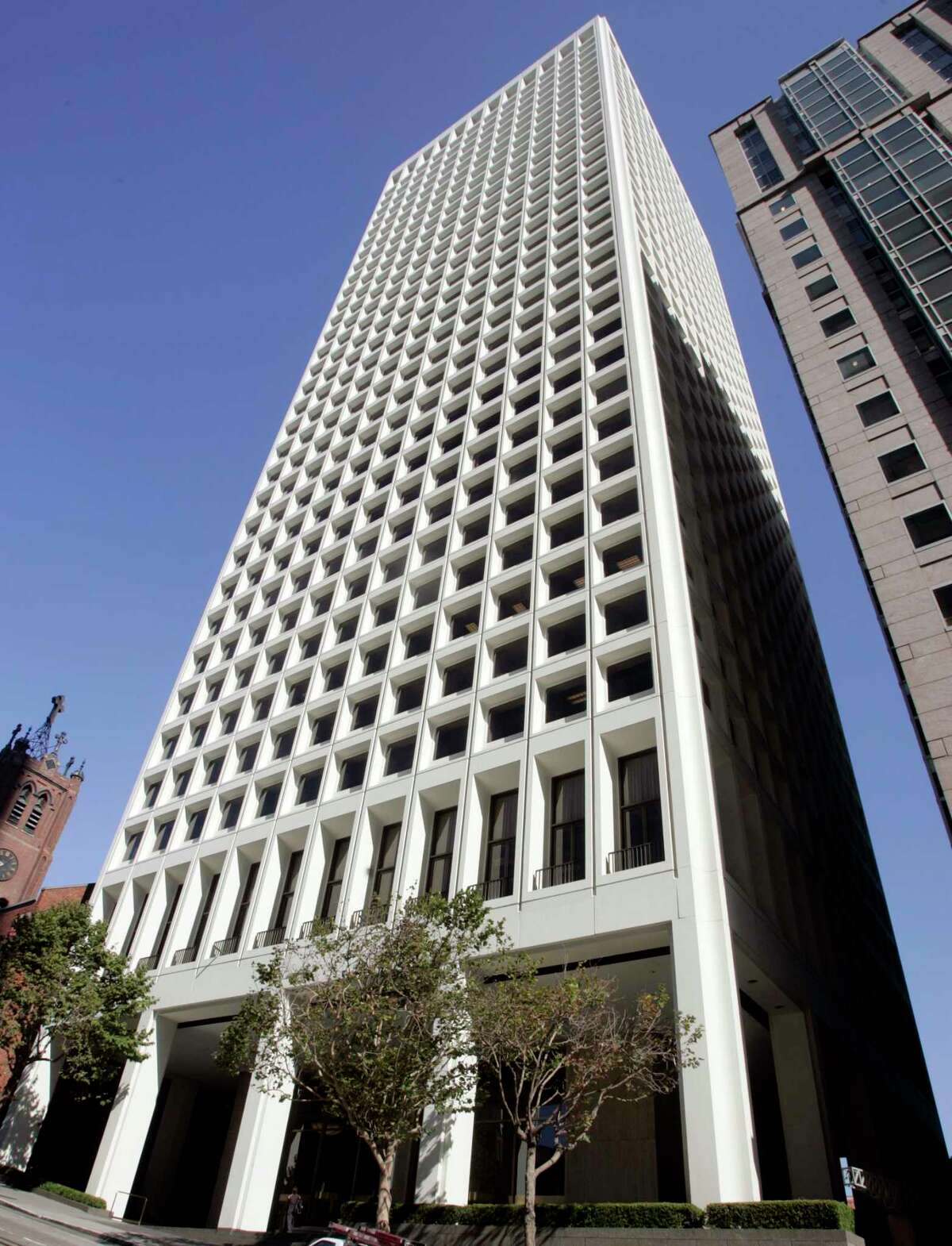 这座位于旧金山金融区加州街650号的大楼，因其所有权集团的贷款违约而负债累累。