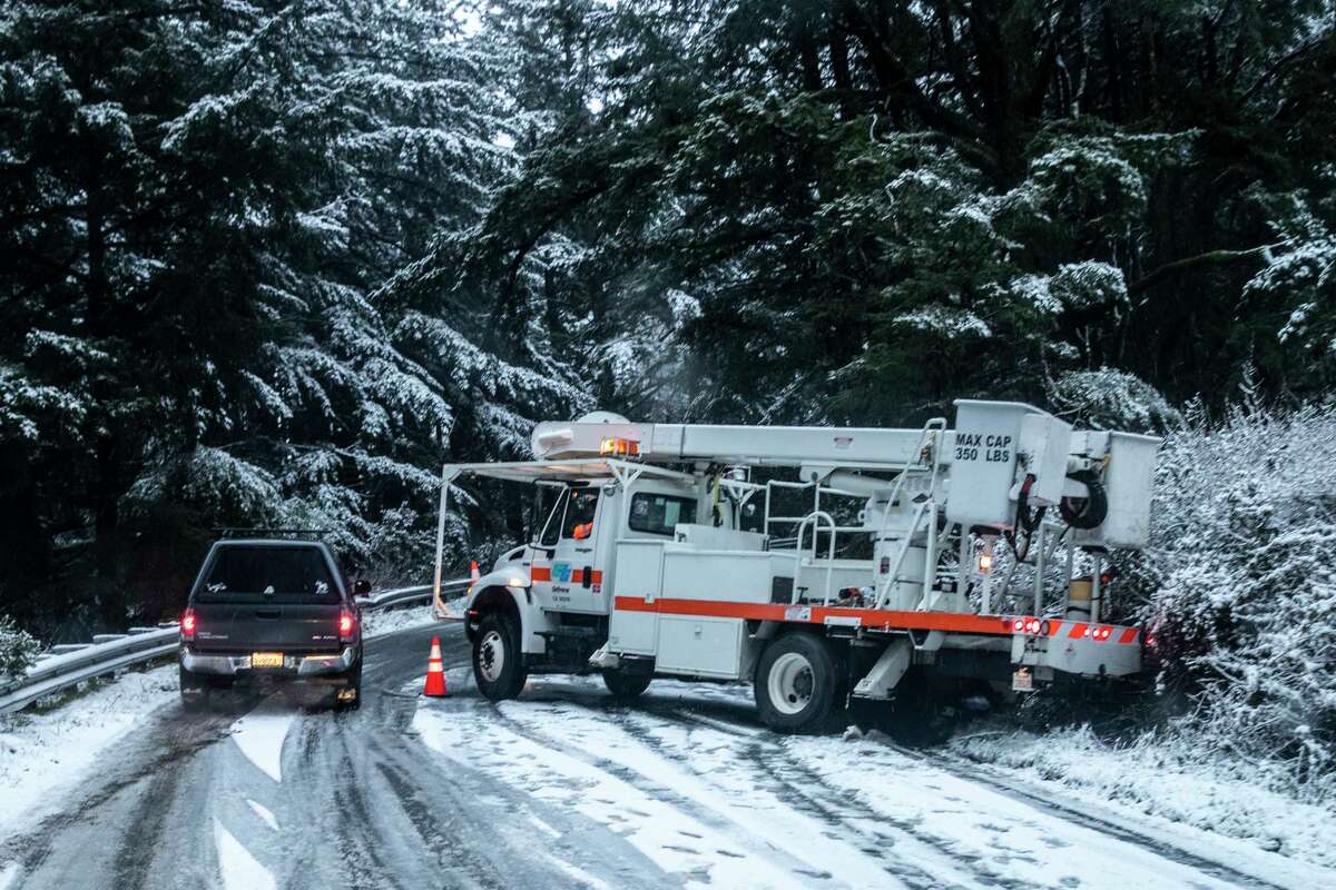 一辆加州交通局的车辆被困在红木市被雪覆盖的天际线大道上。