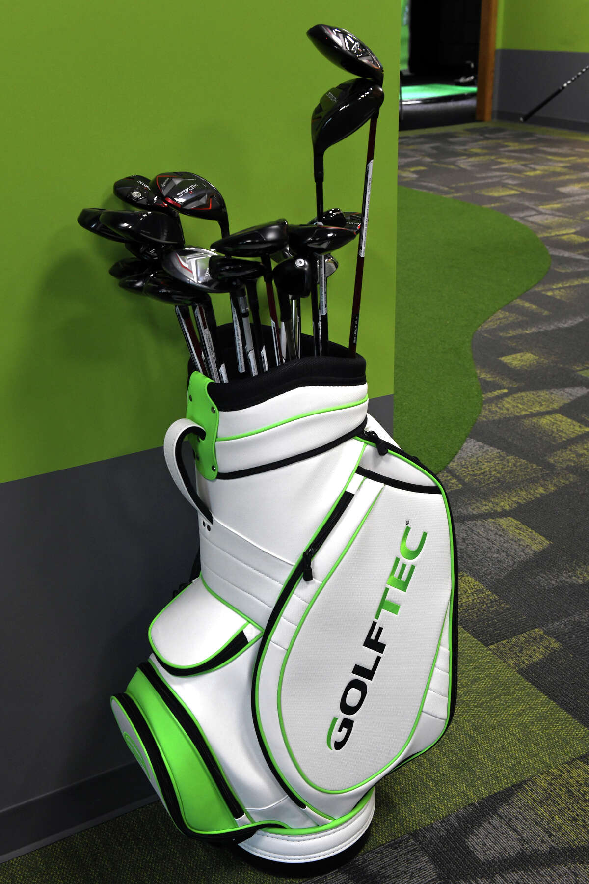 Trumbull golf center lets players compare their game to PGA pros