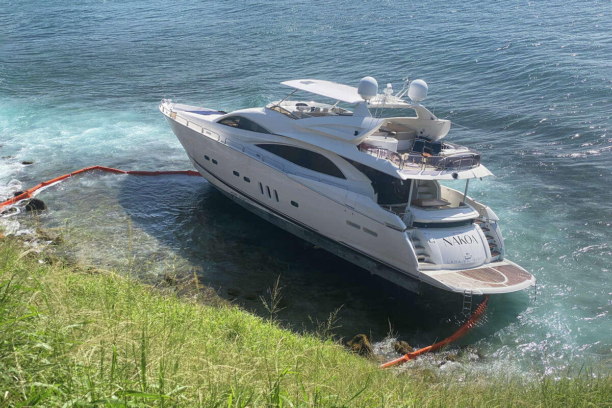 luxury yacht grounded in maui