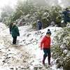 2023年2月24日星期五，在一晚的大雨和低温席卷了湾区之后，一家人沿着加州伯克利蒂尔登地区公园白雪皑皑的南门小径散步。登录必赢亚洲