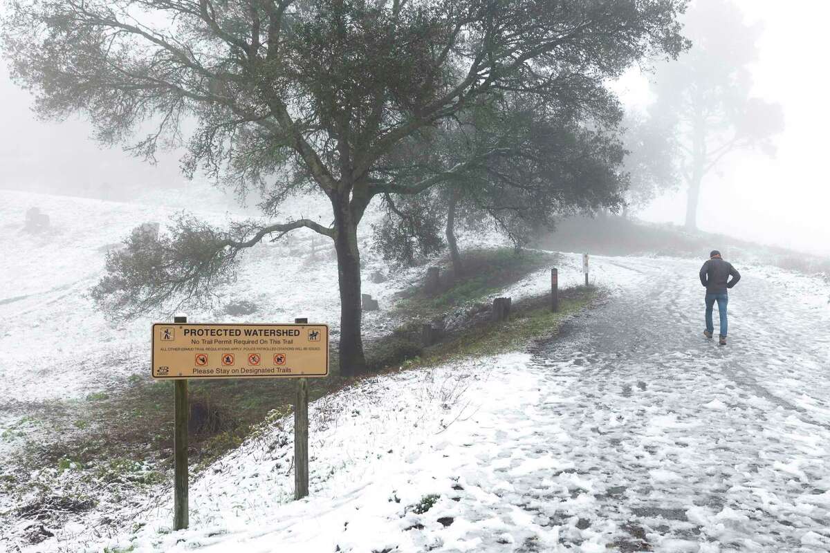 由于冬季风暴，加州积雪达到历史最高水平。2023年2月24日星期五，加州奥克兰灰熊峰大道的斯科特峰小径上，雪覆盖着地面，一夜大雨和低温席卷了整个湾区。登录必赢亚洲