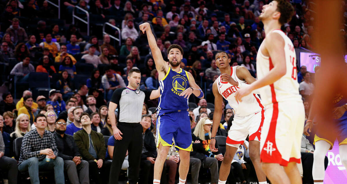 Golden State Warriors guard Klay Thompson (11) scores a three-point shot in the second quarter during an NBA game against the Houston Rockets at Chase Center in San Francisco, Calif., Friday, Feb. 24, 2023.