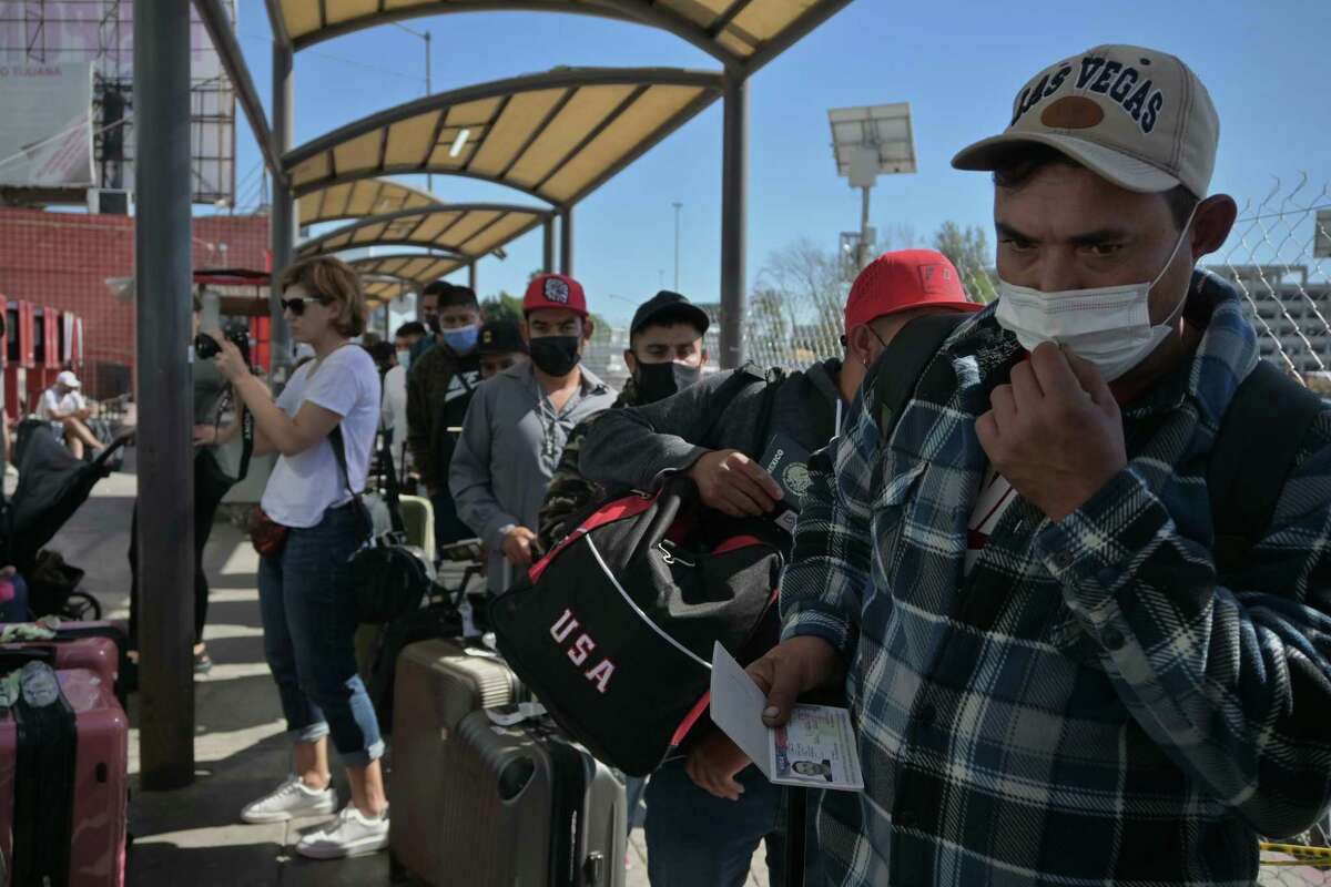 2022年3月，前往华盛顿州的墨西哥农业签证工作人员在蒂华纳的圣伊西德罗入境口岸等待进入美国。加州表示，它不能再为移民进行COVID-19检测并为他们提供免费疫苗的费用做出贡献。