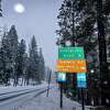 2023年2月5日星期日，加利福尼亚州约塞米蒂国家公园外的Hetch Hetchy水库附近的120号高速公路上下雪了。