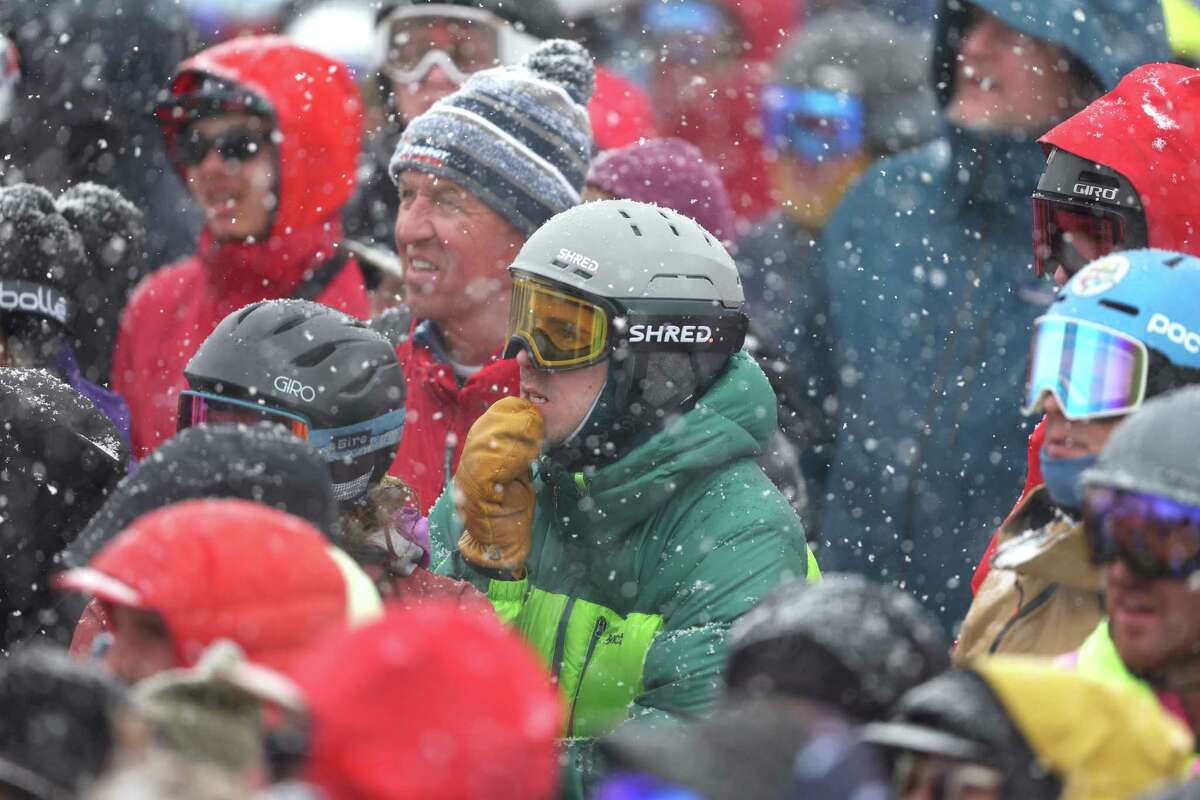 Los fanáticos desafían el frío y la nieve durante el slalom masculino de la Copa Mundial de Esquí Alpino Audi FIS en Palisades Tahoe en Tahoe City.  Se espera que una tormenta de nieve severa golpee la Sierra el lunes, creando condiciones de viaje peligrosas.