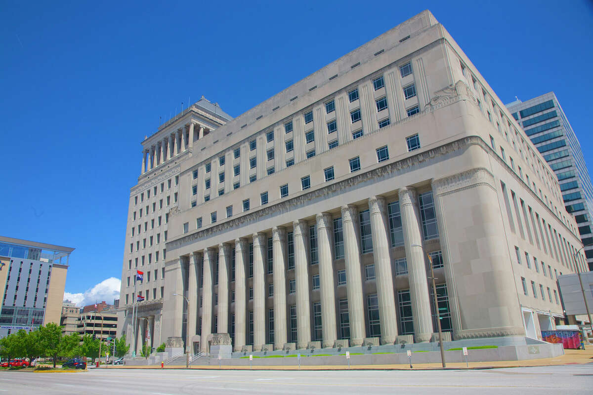 FILE: Carnahan Courthouse, originally U.S. Court House and Custom House, Downtown St. Louis, Missouri, USA. Designed by architectural partnership of Mauran, Russell & Crowell in 1935. Now houses Twenty-Second Judicial Circuit Court of Missouri, St. Louis Sheriff's Office, St. Louis Circuit Attorney, St. Louis Circuit Clerk and St. Louis Public Defender. To left is Civil Courts building, a Beaux-Arts tower designed by Klipstein and Rathmann in 1929.