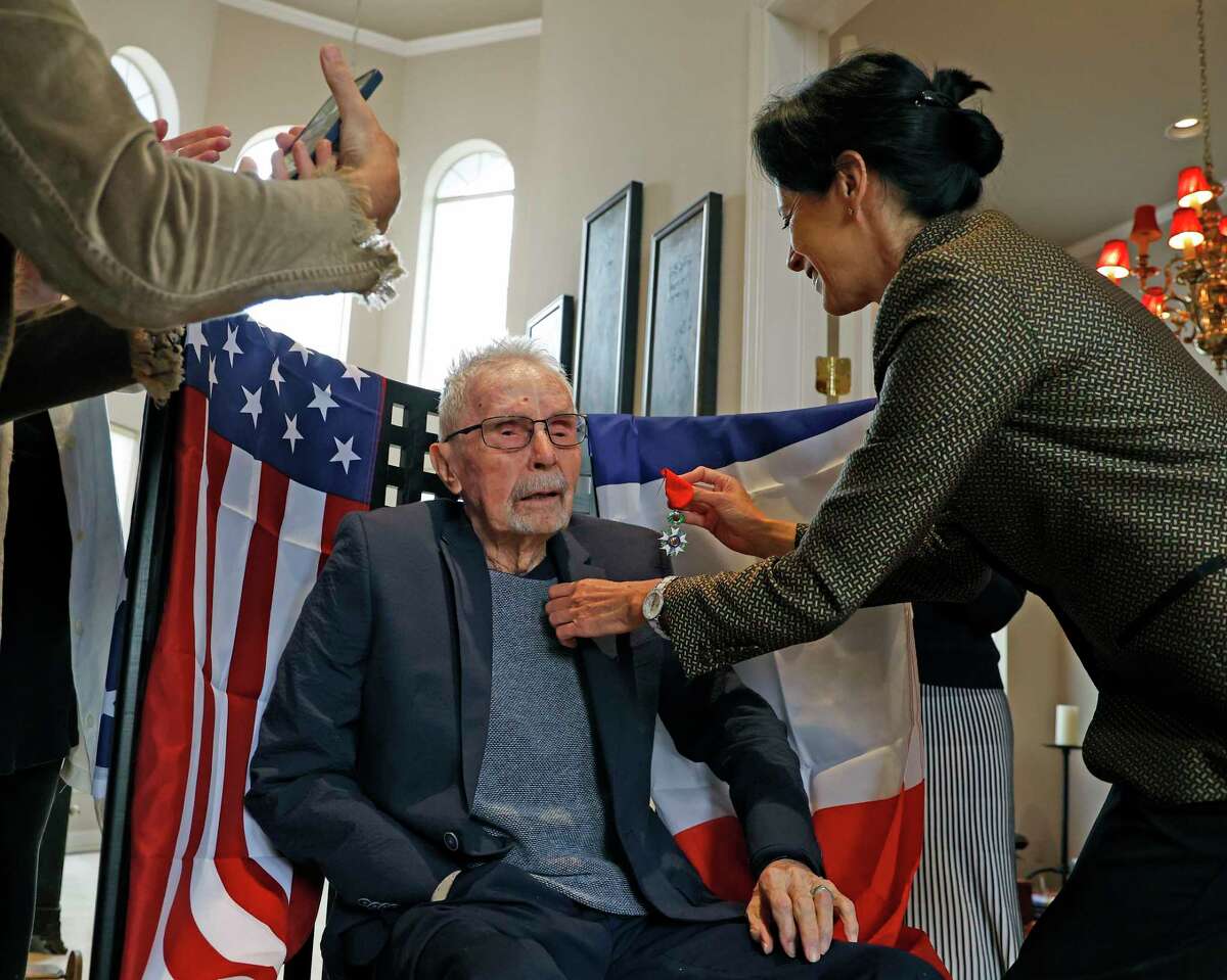 La consule générale Valérie Baraban décerne la Légion d'honneur française à Emile Mika le samedi 25 février 2023 pour sa participation à la Libération française en Normandie.