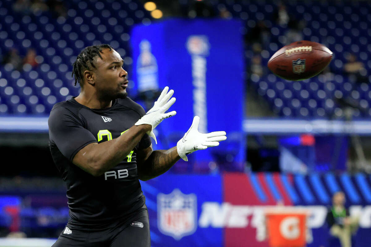 Dameon Pierce, who the Houston Texans ended up drafting in the fourth round, runs a drill during the NFL Combine at Lucas Oil Stadium on March 4, 2022 in Indianapolis, Indiana.