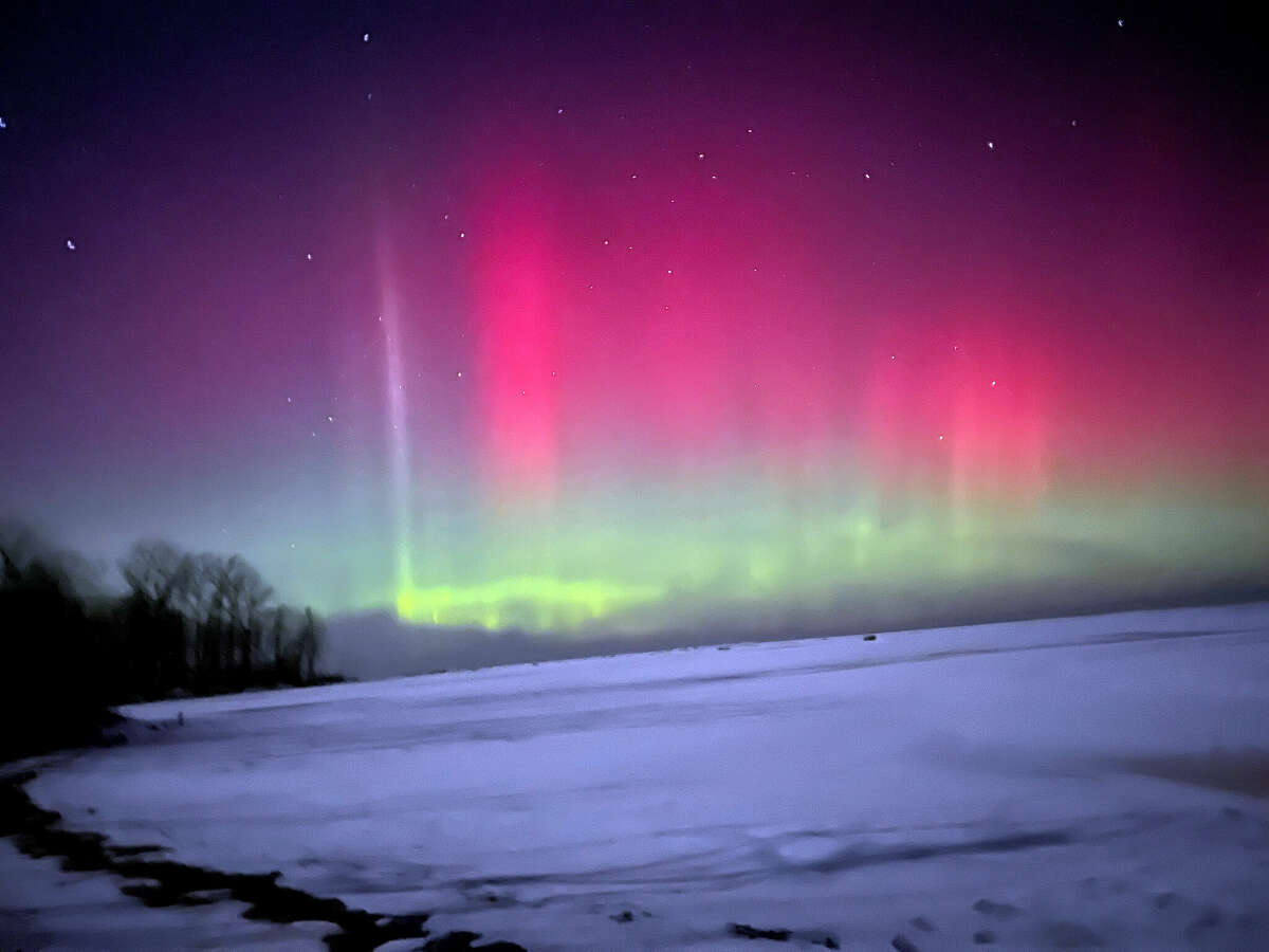 pink and purple northern lights