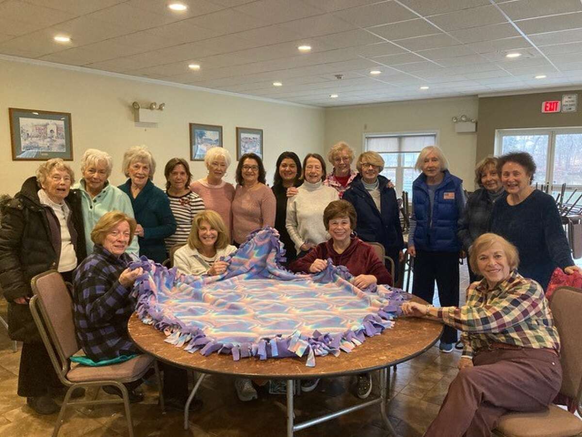 Members of the Woman’s Club of Danbury/New Fairfield gathered to make 25 “no-sew” blankets for the paHents at the Praxair Cancer Center of Danbury Hospital. 