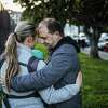 2023年2月15日星期三，马修(右)拥抱他的妻子和孩子，周日，他们在加利福尼亚州旧金山的第18街和多洛雷斯街被两名骑着摩托车的妇女野蛮袭击。他的妻子眼睛严重受伤，这对夫妇正在考虑在事件发生后永远离开旧金山。