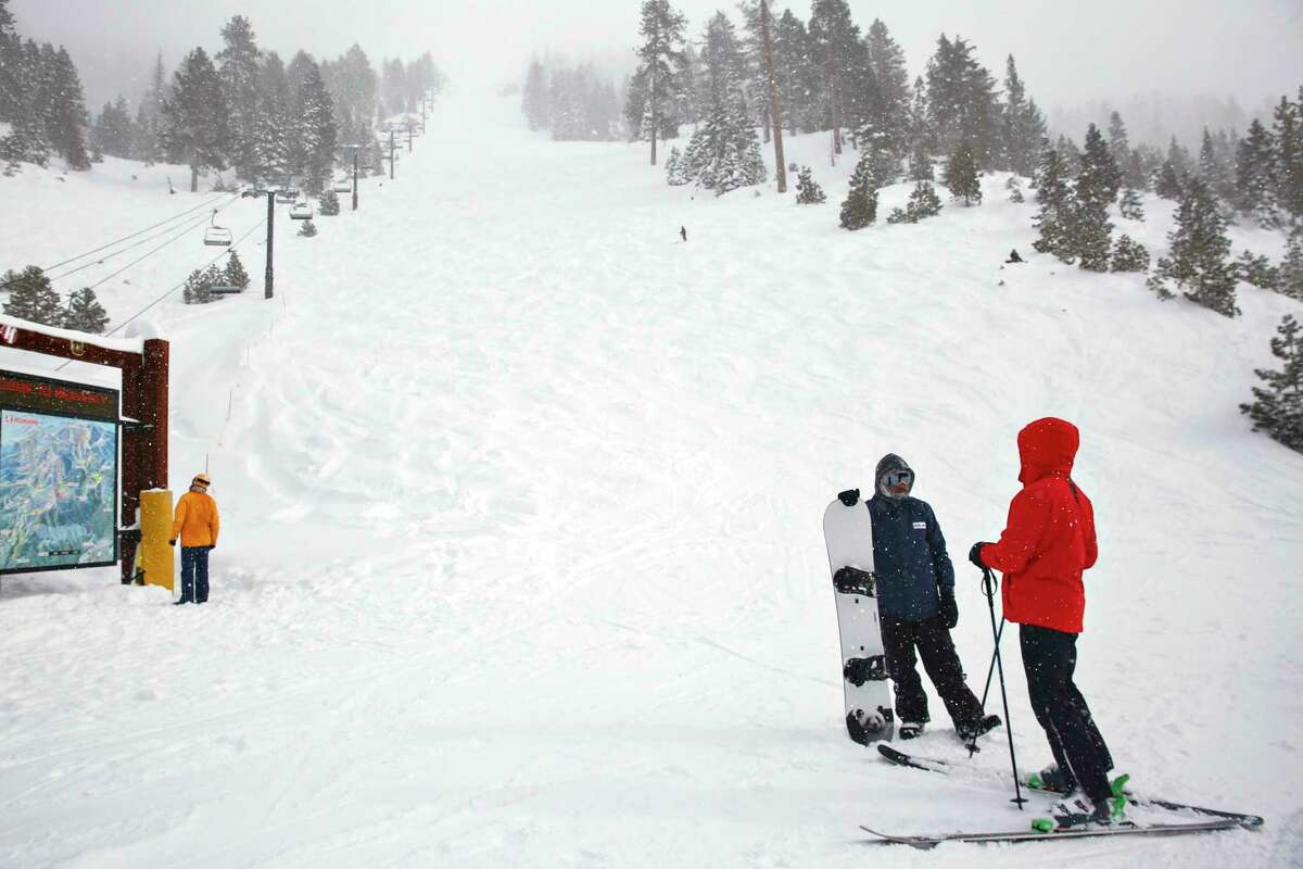 2月28日下午，在南太浩湖天山度假村，电梯关闭后，来自纽约的安德烈斯·索利斯(左)和来自佛罗里达州的彼得·班廷在山脚下聊天。班廷说:“这场雪是有史以来最好的。”“我已经滑雪50年了。”