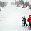 2023年2月28日，星期二，在加利福尼亚州南太浩湖的天山度假村，电梯关闭后，来自纽约的安德烈斯·索利斯(左)和来自佛罗里达州的彼得·班廷(右)在山脚下聊天。电梯于周二下午3点左右关闭。彼得·班廷说:“这场雪是有史以来最好的。我已经滑雪50年了。”