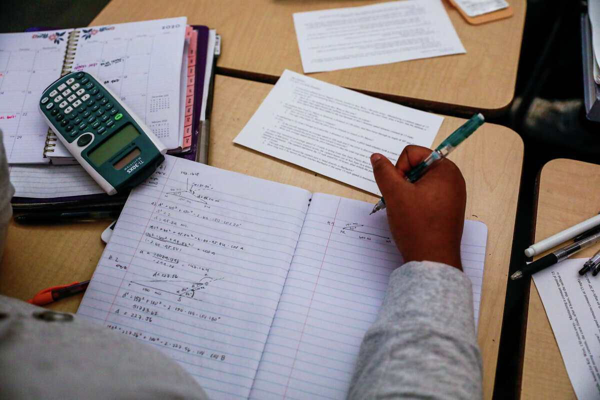 在旧金山亚伯拉罕·林肯高中，杰尔·布莱恩特在数学课上做笔记。