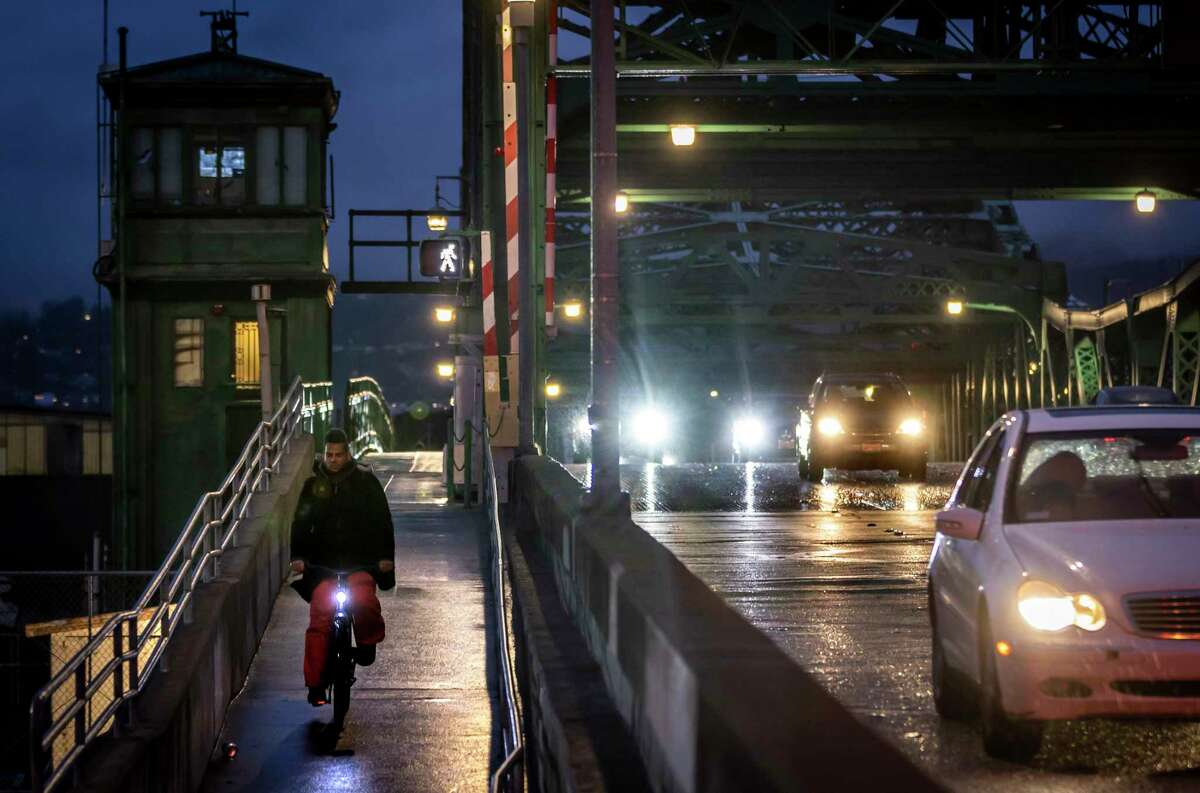 一名骑自行车的人在阿拉米达的公园街大桥上骑车。奥克兰和阿拉米达的官员正在制定计划，建造一座桥，让自行车和行人穿过河口的西侧，在那里，城市之间唯一的连接是韦伯斯特和波西街的地铁。 