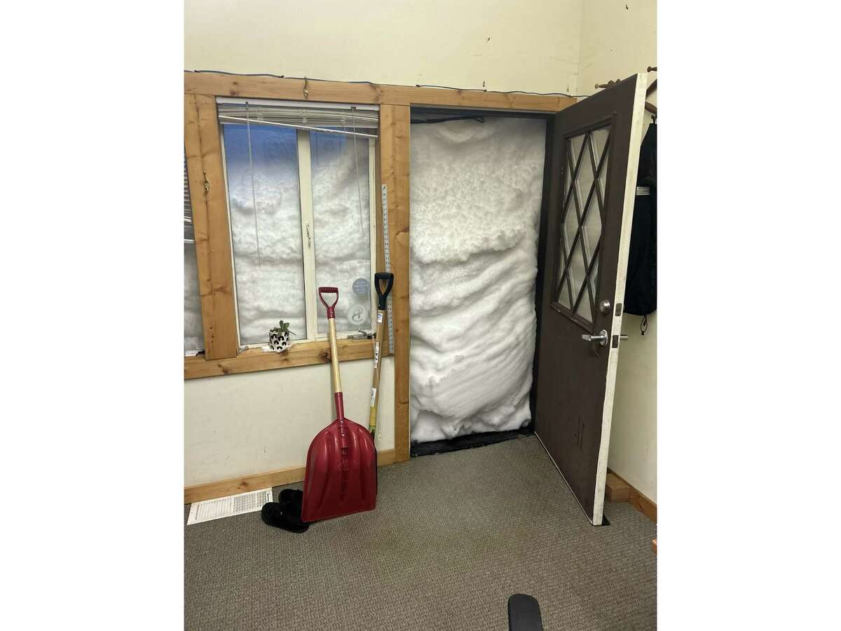 一场暴风雪席卷了西拉山脉后，糖碗度假村的办公室被雪封住了。